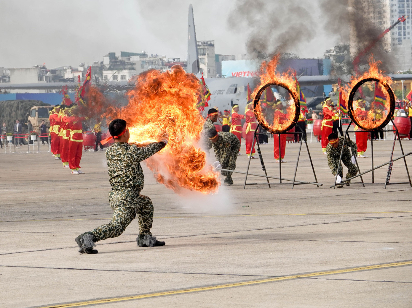 Lực lượng Đặc công Quân đội nhân dân Việt Nam biểu diễn tại lễ khai mạc.