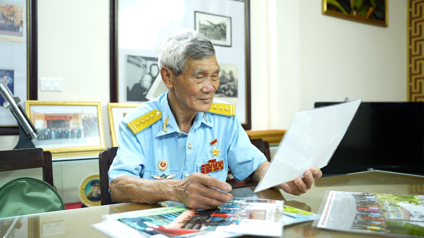 Hình ảnh Đại tá, Anh hùng Lực lượng vũ trang nhân dân Đinh Thế Văn. Hình ảnh Đại tá, Anh hùng Lực lượng vũ trang nhân dân Đinh Thế Văn.