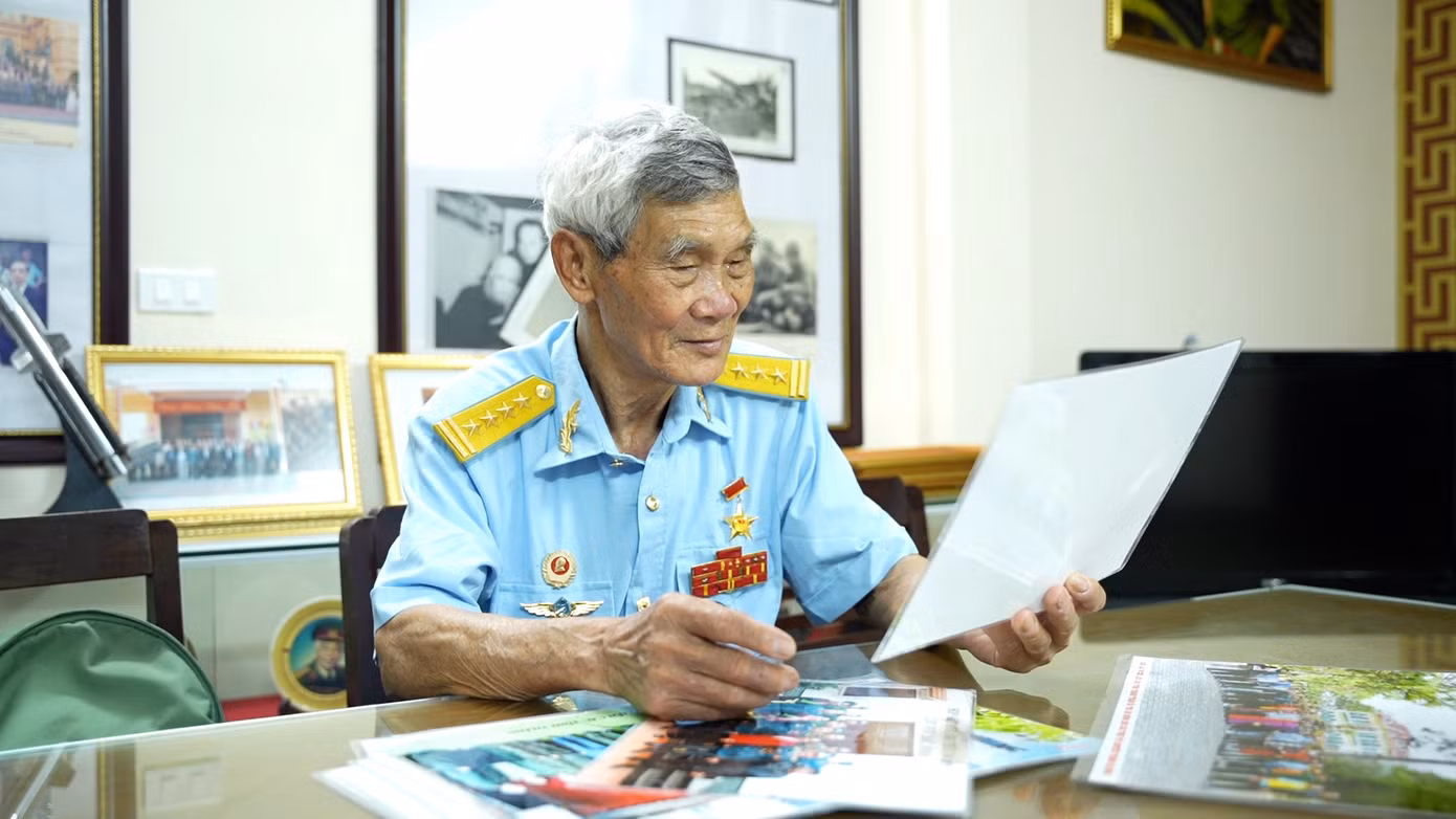 Hình ảnh Đại tá, Anh hùng Lực lượng vũ trang nhân dân Đinh Thế Văn. Hình ảnh Đại tá, Anh hùng Lực lượng vũ trang nhân dân Đinh Thế Văn.