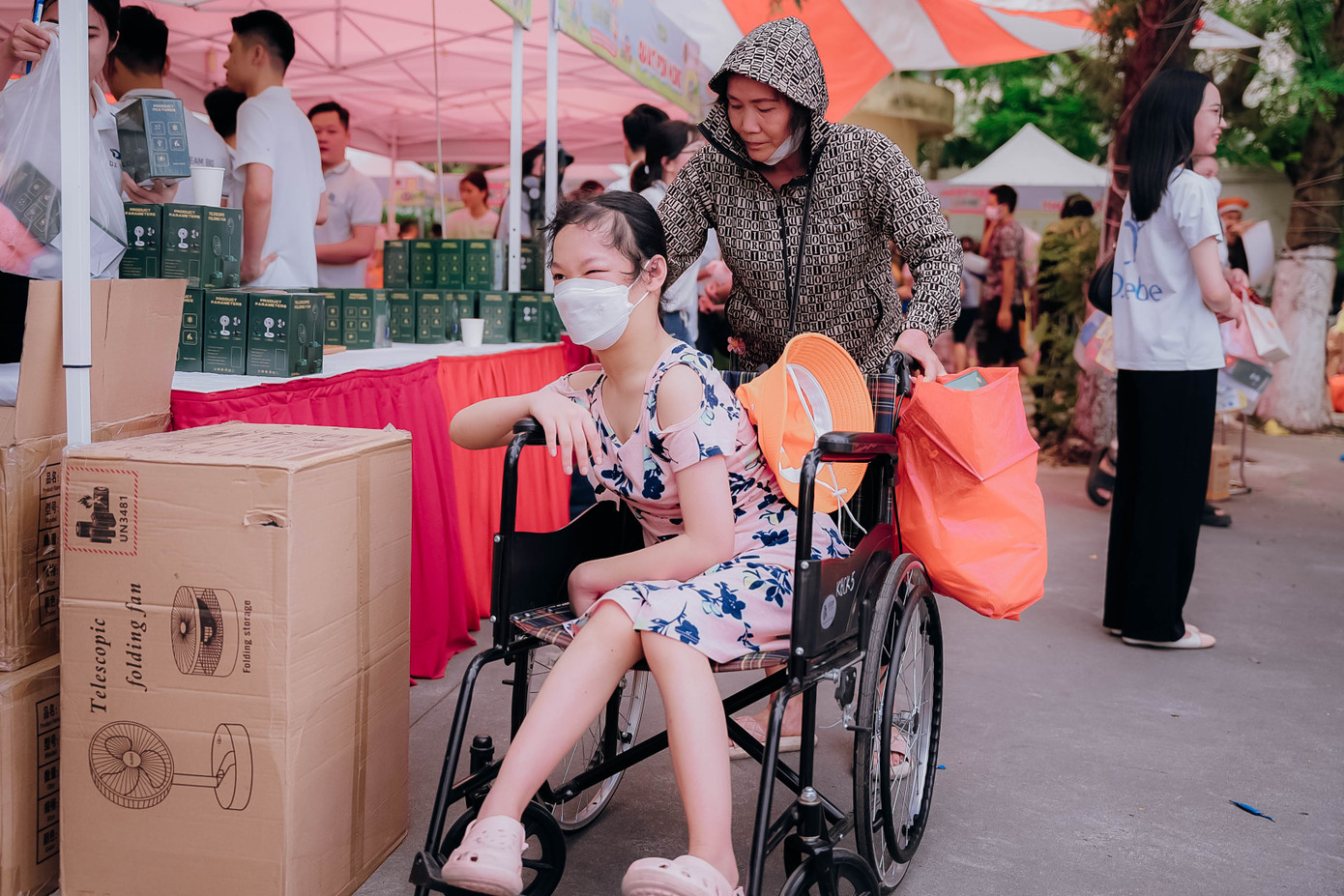 Các em nhỏ được trải nghiệm nhiều nội dung đặc sắc như: Ca múa nhạc, ảo thuật, cắt tóc miễn phí và mua sắm đồ chơi ở gian hàng 0 đồng.