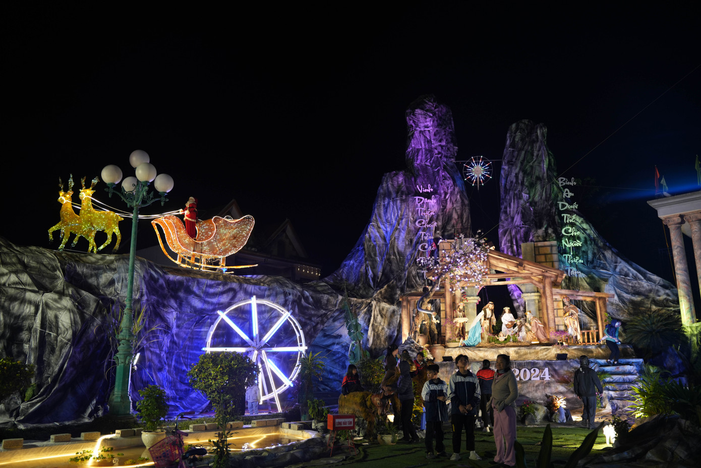 Ngoài các giáo xứ, giáo họ trong giáo phận Bùi Chu được trang hoàng lộng lẫy, hoàn tất những khâu cuối cùng để chuẩn bị lễ Giáng sinh.