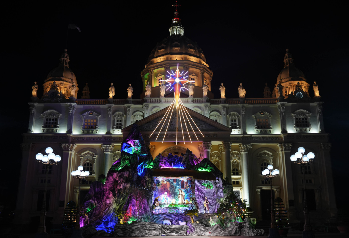 Một nhà thờ mang vẻ đẹp không kém tại đây là nhà thờ giáo họ Đức Bà thuộc Đền thánh Kiên Lao tọa lạc tại xã Xuân Tiến, huyện Xuân Trường, Nam Định cũng đã được bà con giáo dân trang trí hoàn tất, hứa hẹn một đêm Giáng sinh an lành.