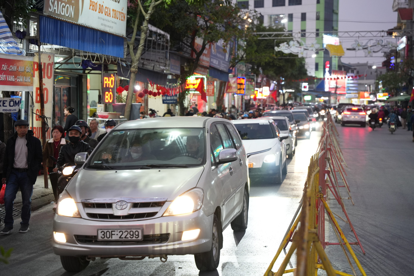 Từ 17h, đông đảo người dân và du khách đã đổ về chợ Viềng (huyện Nam Trực, Nam Định) để du xuân, "mua may, bán rủi" và đi lễ.