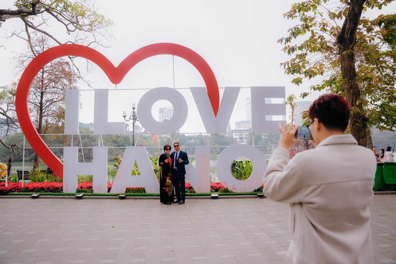 Quanh khu vực bờ hồ, rất đông các gia đình tạo dáng chụp ảnh lưu lại khoảnh khắc đoàn viên.