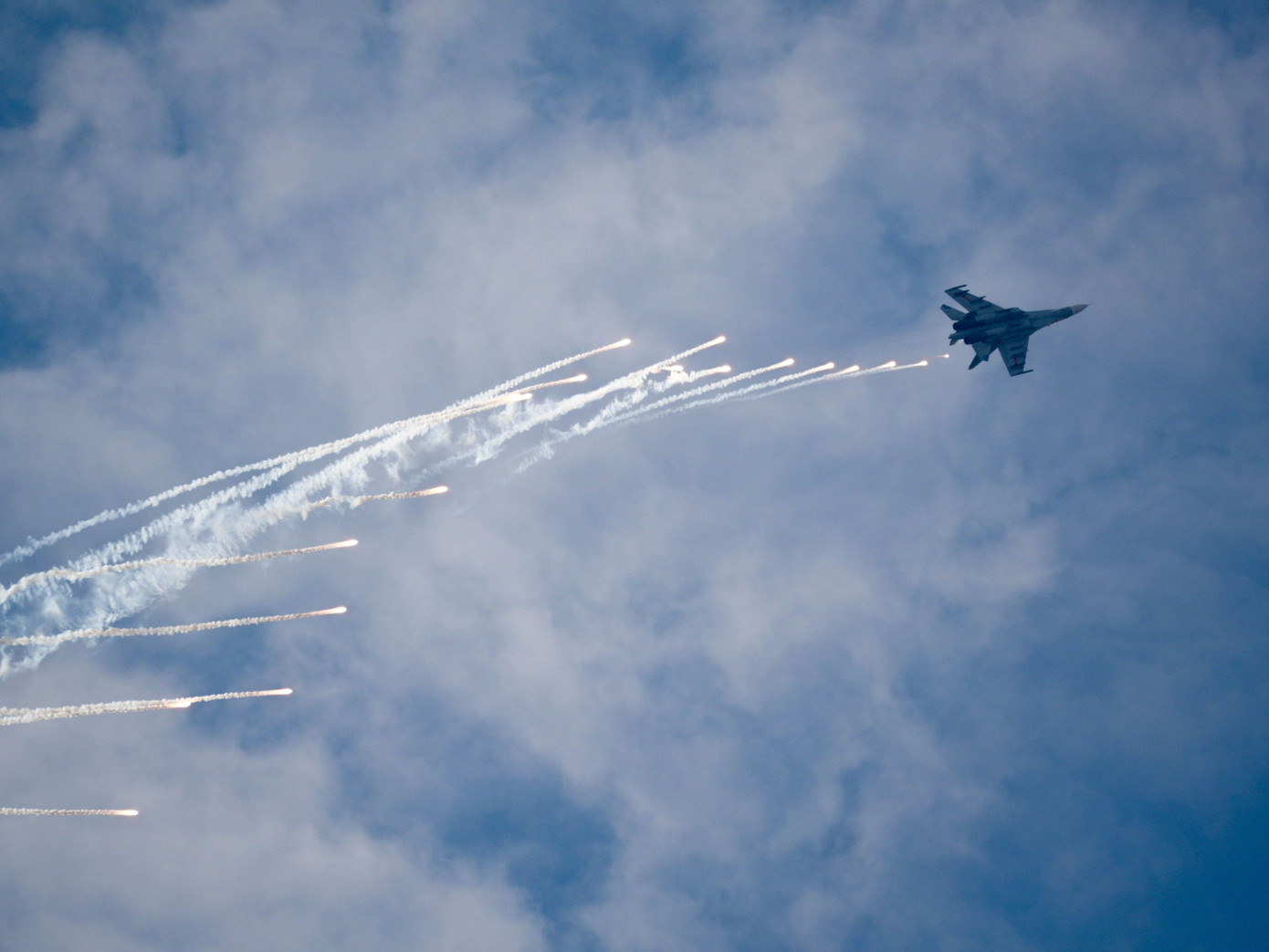 Màn bay trình diễn với những khoa mục động tác cao cấp, độ khó rất cao của các chiến đấu cơ Su-30MK2 và trực thăng vũ trang tại lễ khai mạc.