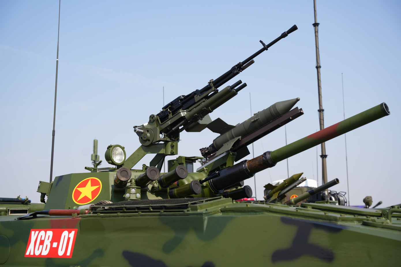 XCB-01 được trang bị gồm pháo chính bán tự động 2A28, cỡ nòng 73mm. Sử dụng hệ thống nạp đạn bán tự động, cung cấp hỏa lực áp chế với đạn xuyên và đạn nổ phá mảnh. Cùng với đó là súng máy song song với pháo PTK 7,62mm với 2.000 viên đạn và súng máy phòng không 12,7mm trên nóc tháp pháo với 200 viên đạn. Cụm hỏa lực trên xe cung cấp khả năng áp chế mạnh mẽ với bộ binh đối phương có khả năng đạt tốc độ tối đa tới 65km/giờ, tốc độ bơi 7km/giờ với động cơ diesel 300 mã lực.