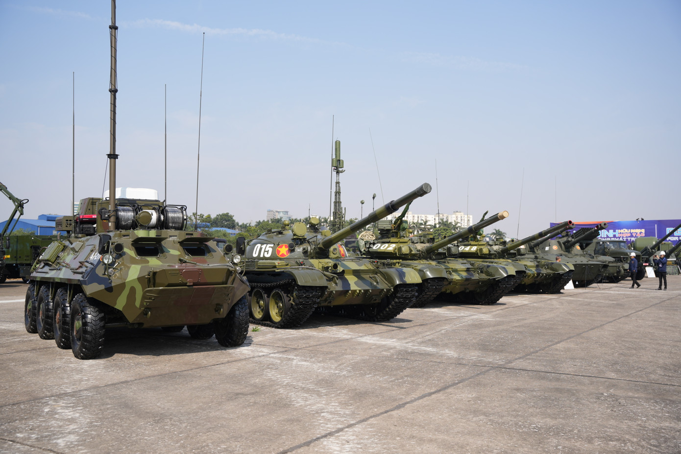 Bên cạnh xe chiến đấu bộ binh XCB-01 còn có hai biến thể xe tăng T-90 gồm T-90S và phiên bản xe chỉ huy T-90SK do tập đoàn Uralvagonzavod của Nga chế tạo.