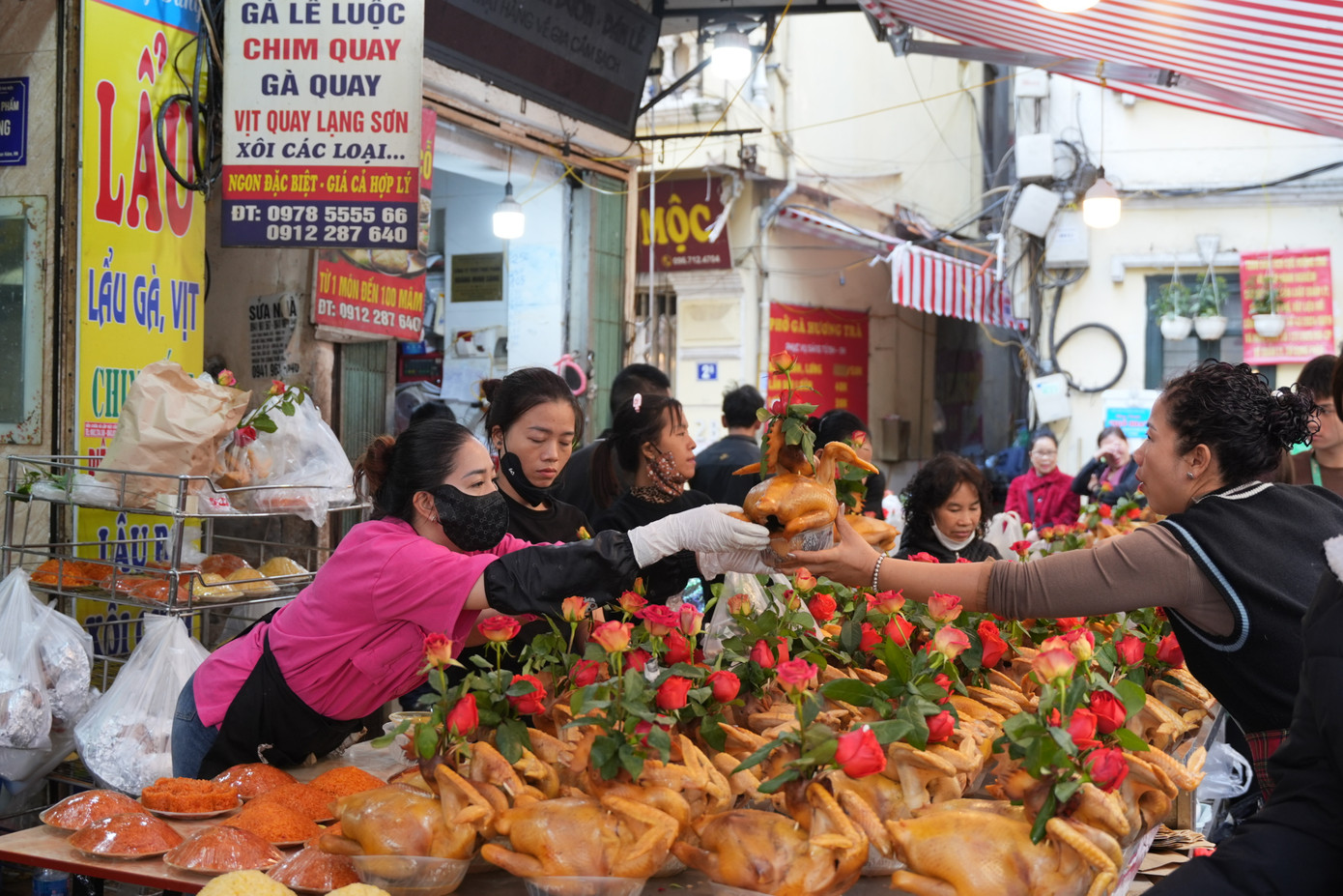 Gà cúng được bày bán nhiều, đáp ứng nhu cầu của người dân. Gà cúng được bày bán nhiều, đáp ứng nhu cầu của người dân.