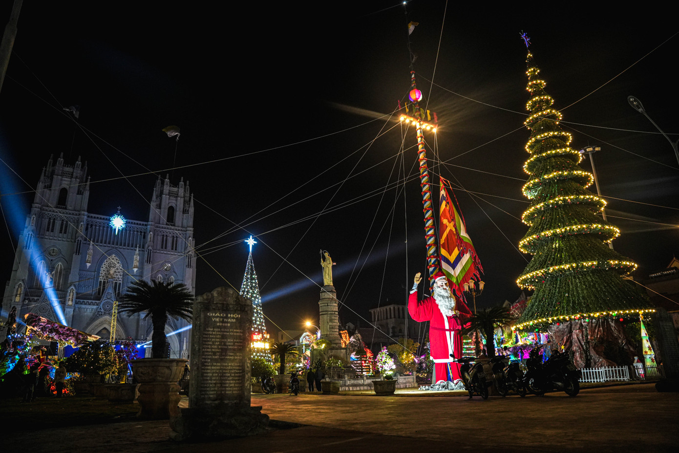 Điểm nổi bật năm nay tại thánh đường Phú Nhai là hai cây thông Noel cao hơn 30m và các hang đá tái hiện đầy đủ về Thiên Chúa giáng sinh.
