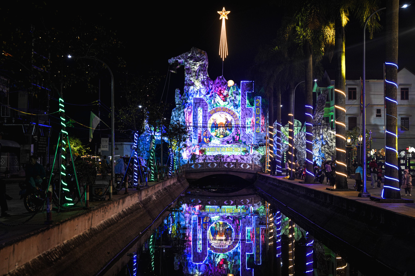 Khi đến đây, du khách sẽ không khỏi trầm trồ trước vẻ đẹp nguy nga, tráng lệ, sự trang trí công phu của bà con giáo dân chuẩn bị cho đêm Giáng sinh. Tiểu cảnh được thiết kế với những hang đá lớn, những nhân vật được mô phỏng đem lại ý nghĩa cho ngày Giáng sinh của người Công giáo, thu hút nhiều người tìm tới nhà thờ Xuân Dục từ khá sớm.