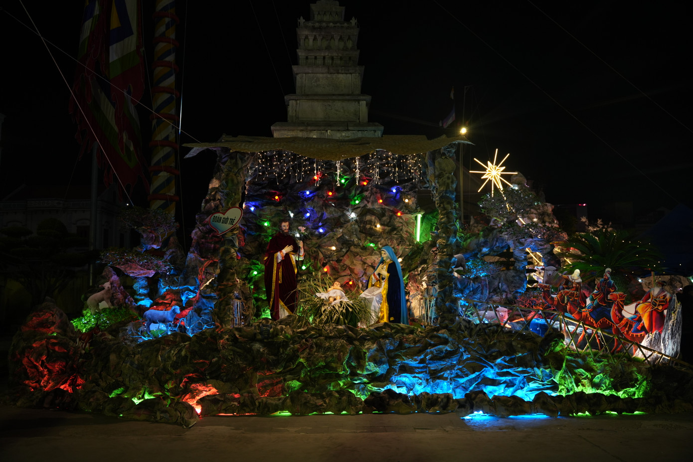 Điểm nổi bật năm nay tại thánh đường Phú Nhai là hai cây thông Noel cao hơn 30m và các hang đá tái hiện đầy đủ về Thiên Chúa giáng sinh.