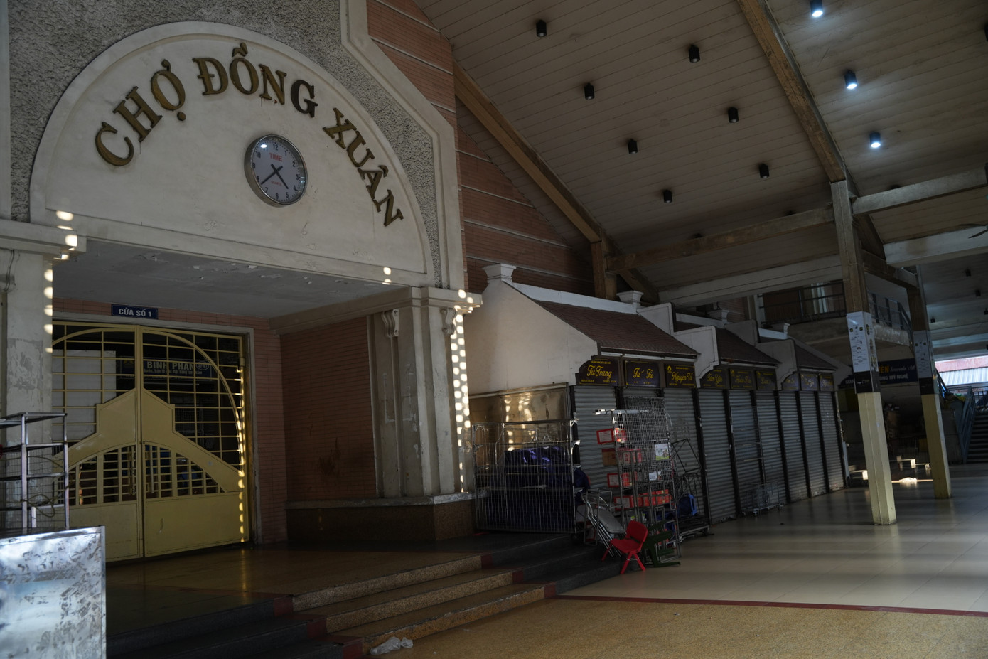 Chợ Đồng Xuân đóng cửa. Chợ Đồng Xuân đóng cửa.