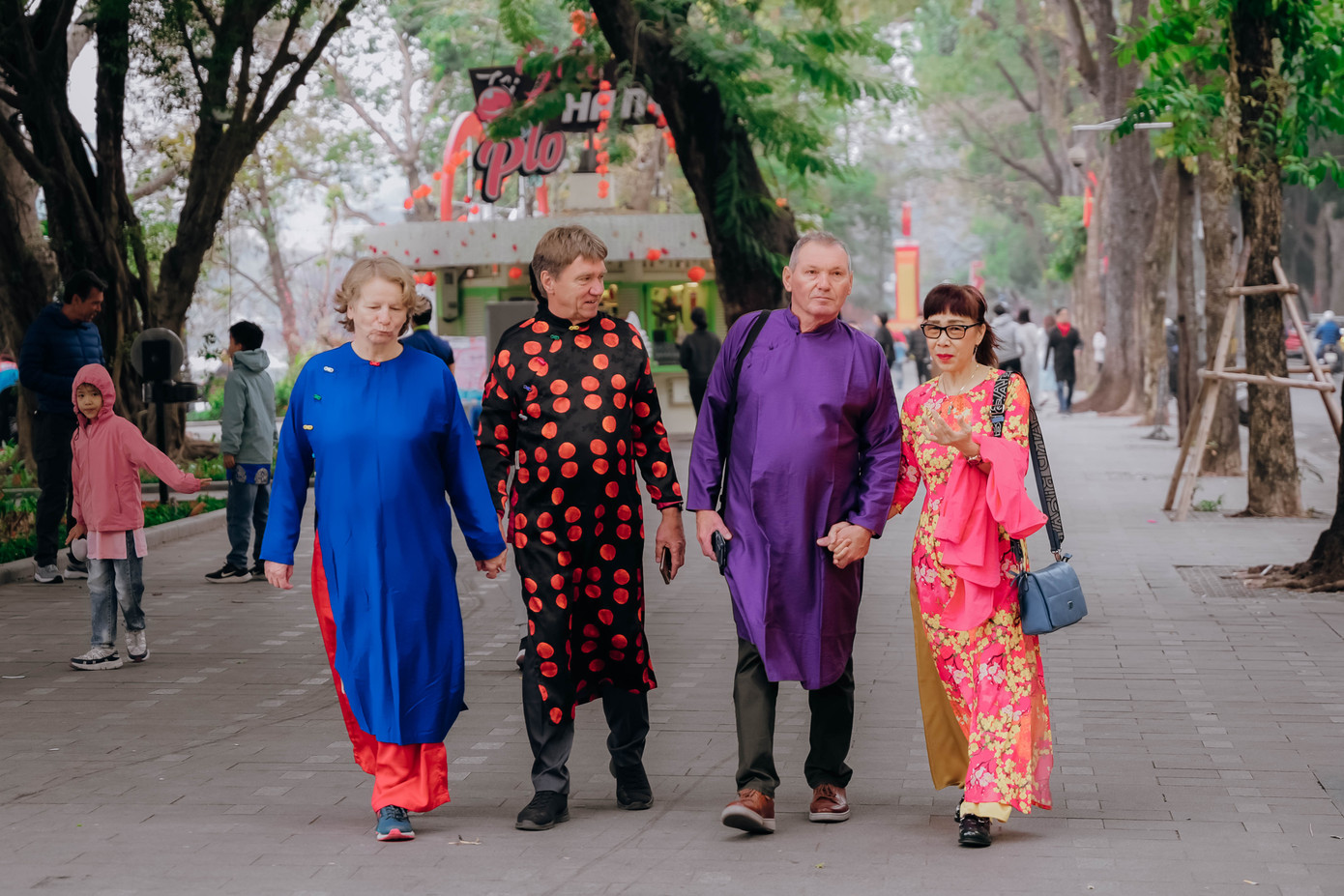 Những vị khách quốc tế cũng hòa mình vào không khí Tết bằng cách diện những tà áo dài truyền thống của Việt Nam.