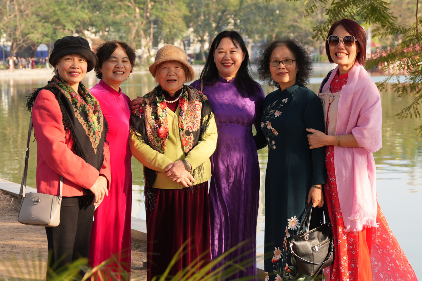 Các gia đình thảnh thơi dạo chơi trên bờ hồ Hoàn Kiếm, lưu giữ lại kỷ niệm. Các gia đình thảnh thơi dạo chơi trên bờ hồ Hoàn Kiếm, lưu giữ lại kỷ niệm.