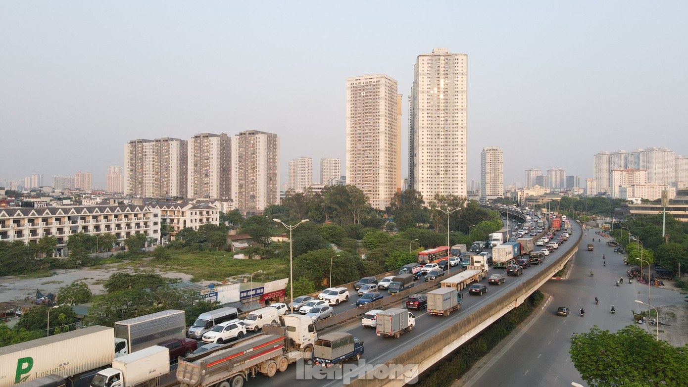 17h chiều nay (27/4) tại tuyến đường Nghiêm Xuân Yêm hướng đi nút giao Pháp Vân - Cầu Gĩe ghi nhận tình trạng giao thông ùn tắc kéo dài trên đường vành đai 3 trên cao, phía dưới đường Nghiêm Xuân Yêm giao thông thông thoáng.