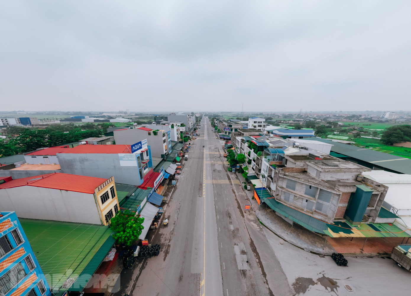 Sáng 29/5, phóng viên báo Tiền Phong ghi nhận tất cả cửa hàng kinh doanh ở thị trấn Thổ Tang, huyện Vĩnh Tường, tỉnh Vĩnh Phúc đều đóng cửa, hoàn toàn khác so với vẻ sầm uất, nhộn nhịp thường thấy của khu chợ này.