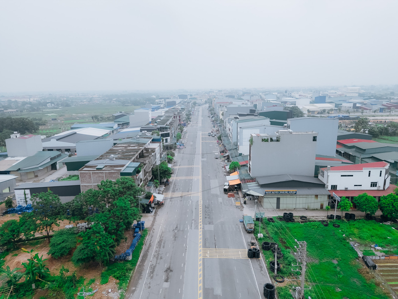 Ông Lê Kim Thành - Chủ tịch UBND thị trấn Thổ Tang - cho biết: "Các cơ quan chức năng vào cuộc kiểm tra và xử lý một số trường hợp do không có hóa đơn chứng từ, không rõ nguồn gốc xuất xứ thì tất cả bà con rất hoang mang. Có những nhà có hàng vài nghìn mặt hàng thì câu chuyện hóa đơn chứng từ, nguồn gốc xuất xứ rất khó xác minh và họ tự rỉ tai nhau cứ tạm thời đóng cửa hàng lại một thời gian để nghe ngóng quan điểm chỉ đạo của cấp trên như thế nào".