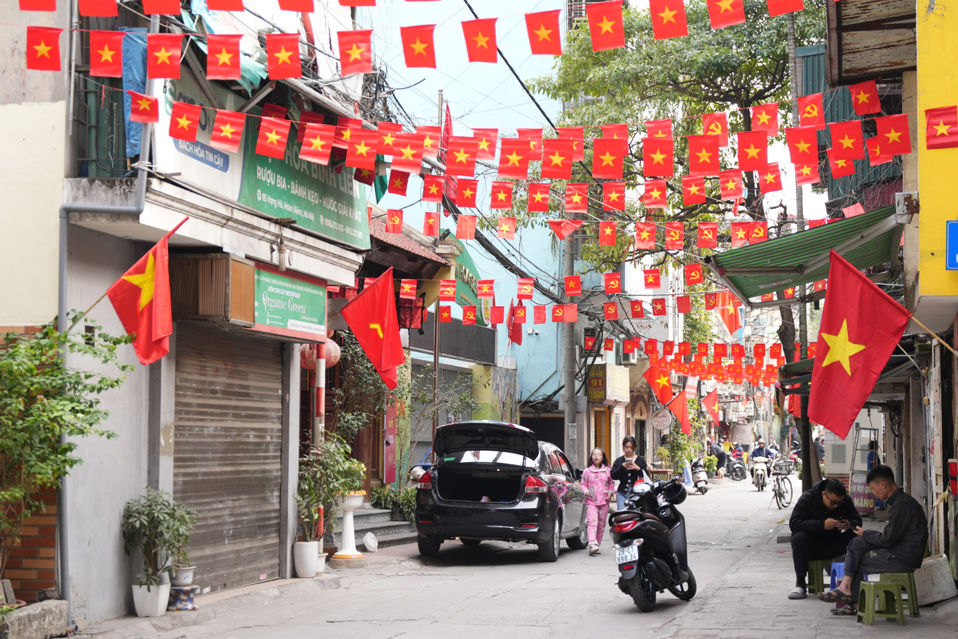 Các tuyến phố rực rỡ cờ hoa. Các tuyến phố rực rỡ cờ hoa.