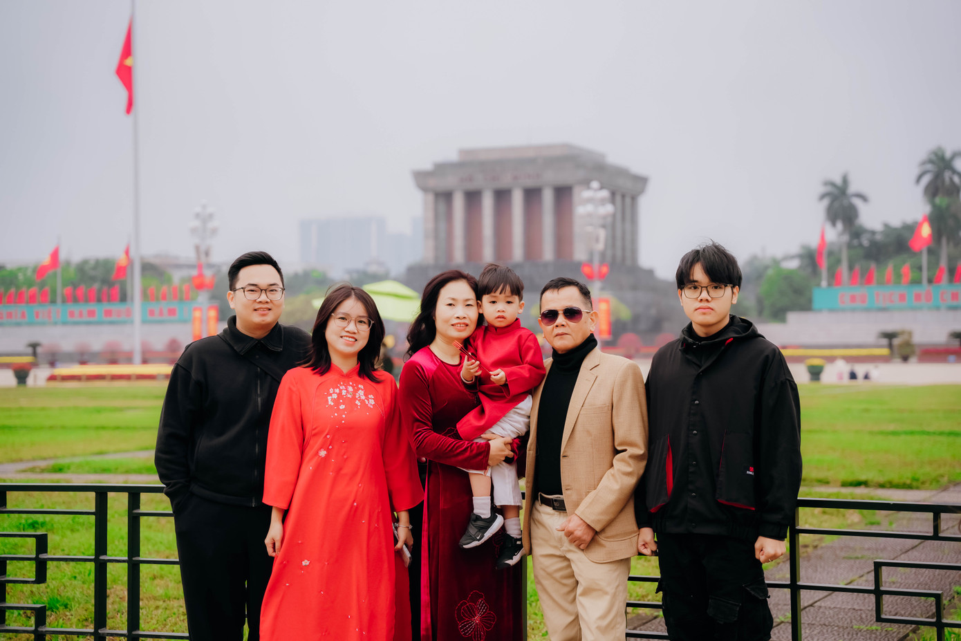 Nhiều gia đình chọn Lăng Chủ tịch Hồ Chí Minh là nơi lưu giữ những khoảnh khắc ý nghĩa đầu năm.