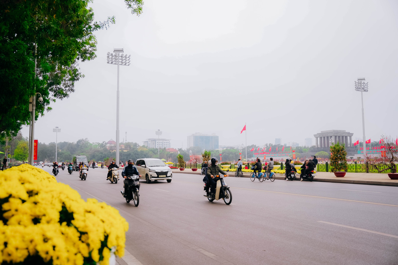 Sáng mùng 1 Tết Ất Tỵ, phố phường Hà Nội yên bình, người dân Thủ đô xuống đường dạo phố, đi chúc Tết bạn bè, người thân.