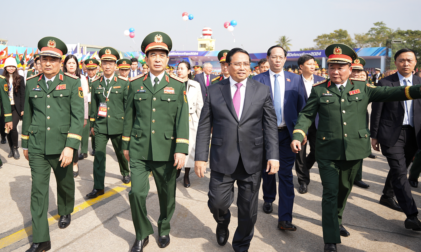 Ngay sau lễ khai mạc, Thủ tướng Phạm Minh Chính và các đại biểu tham quan triển lãm.