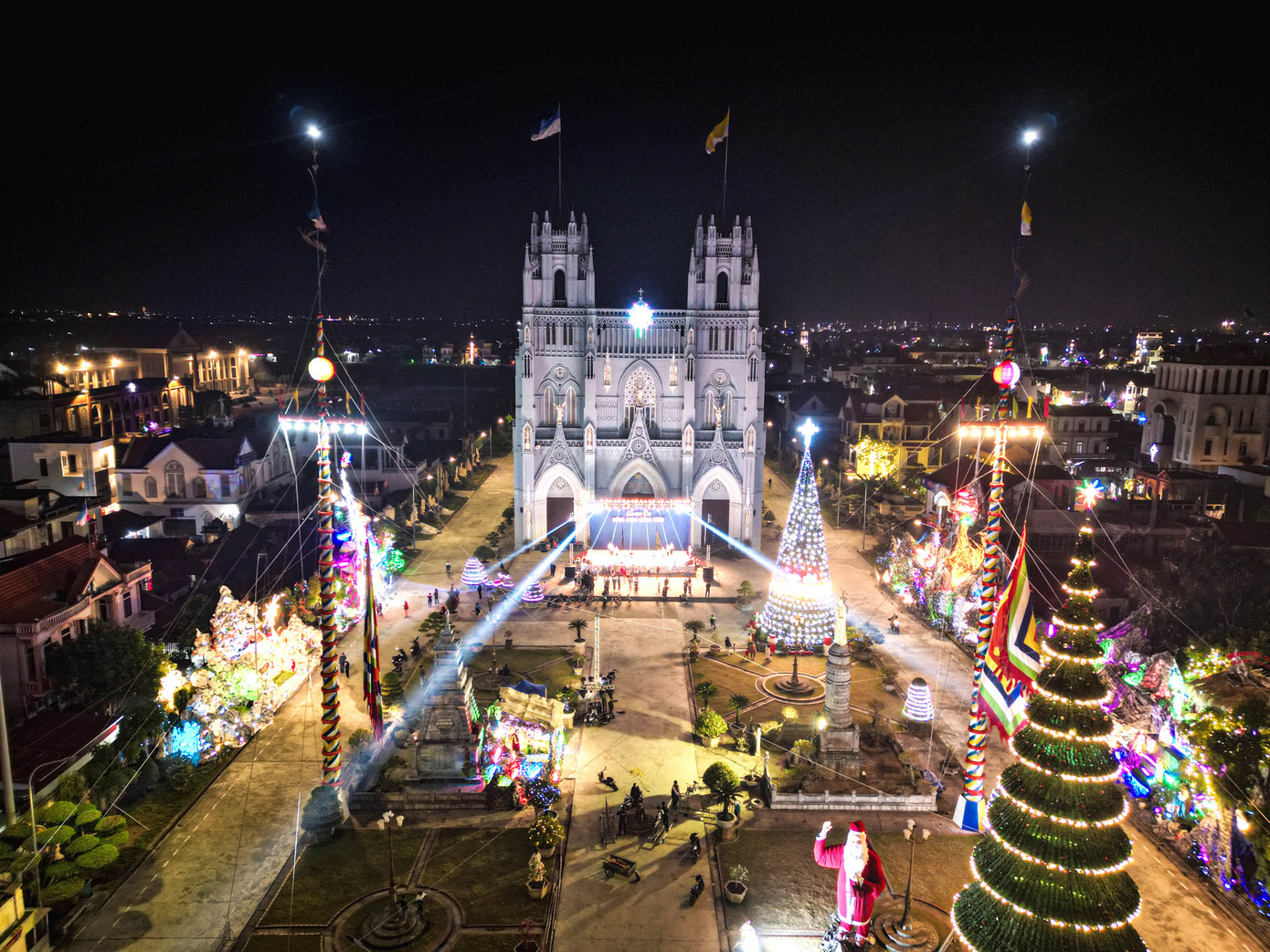 Nhà thờ Vương cung thánh đường Phú Nhai thuộc xã Xuân Phương, huyện Xuân Trường là một trong những công trình kiến trúc tôn giáo quy mô và đẹp nhất tỉnh Nam Định. Khi đến đây, du khách sẽ không khỏi trầm trồ trước vẻ đẹp nguy nga, tráng lệ như một tòa lâu đài cổ. Nhà Phú Nhai nổi bật với kiến trúc Gothic kết hợp với những chi tiết trạm trổ, phù điêu ấn tượng.