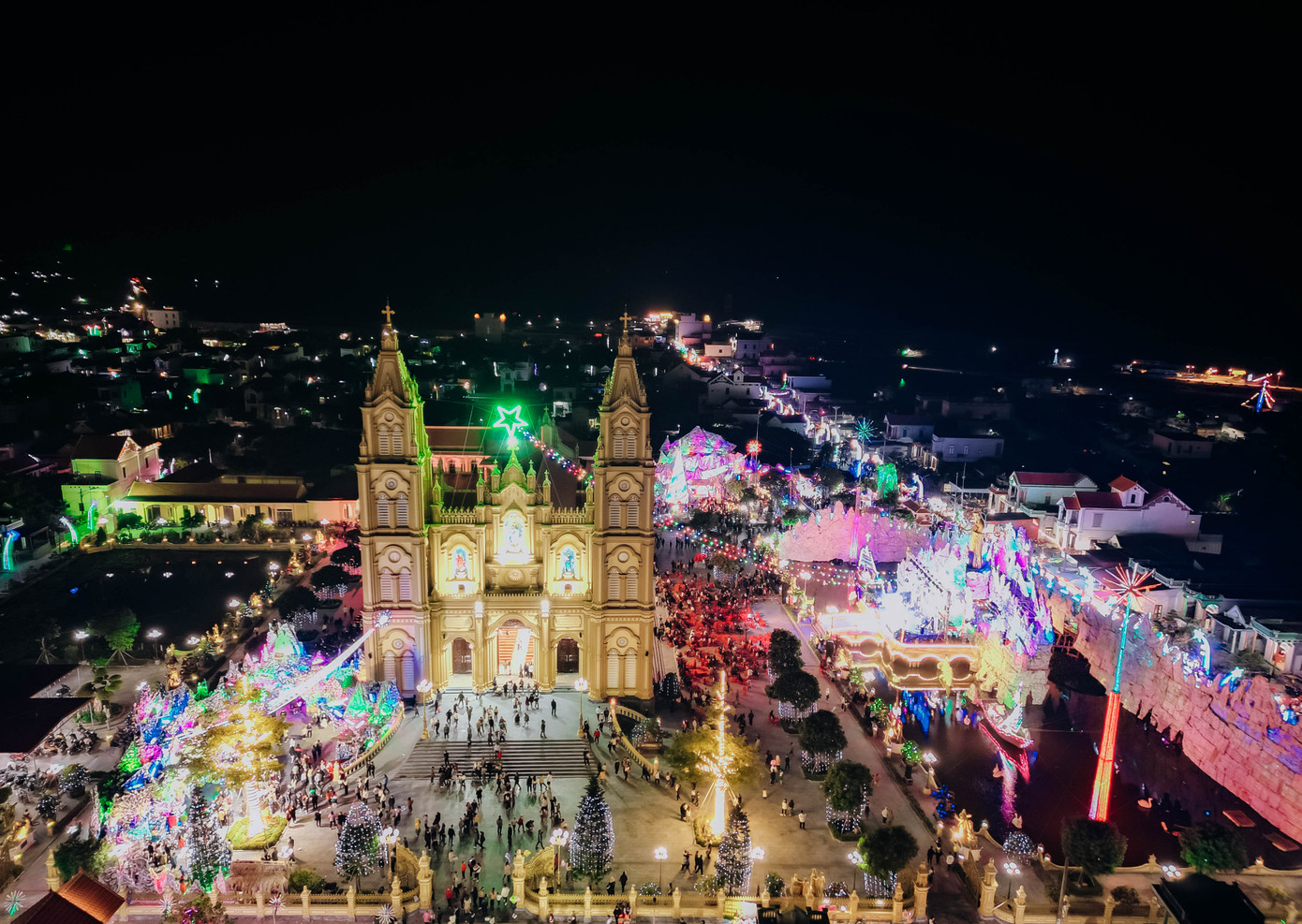 Nhà thờ giáo xứ Xương Điền (tọa lạc tại xã Hải Lý, huyện hải Hậu) là một trong những điểm đến tâm linh và du lịch nổi tiếng của tỉnh Nam Định.