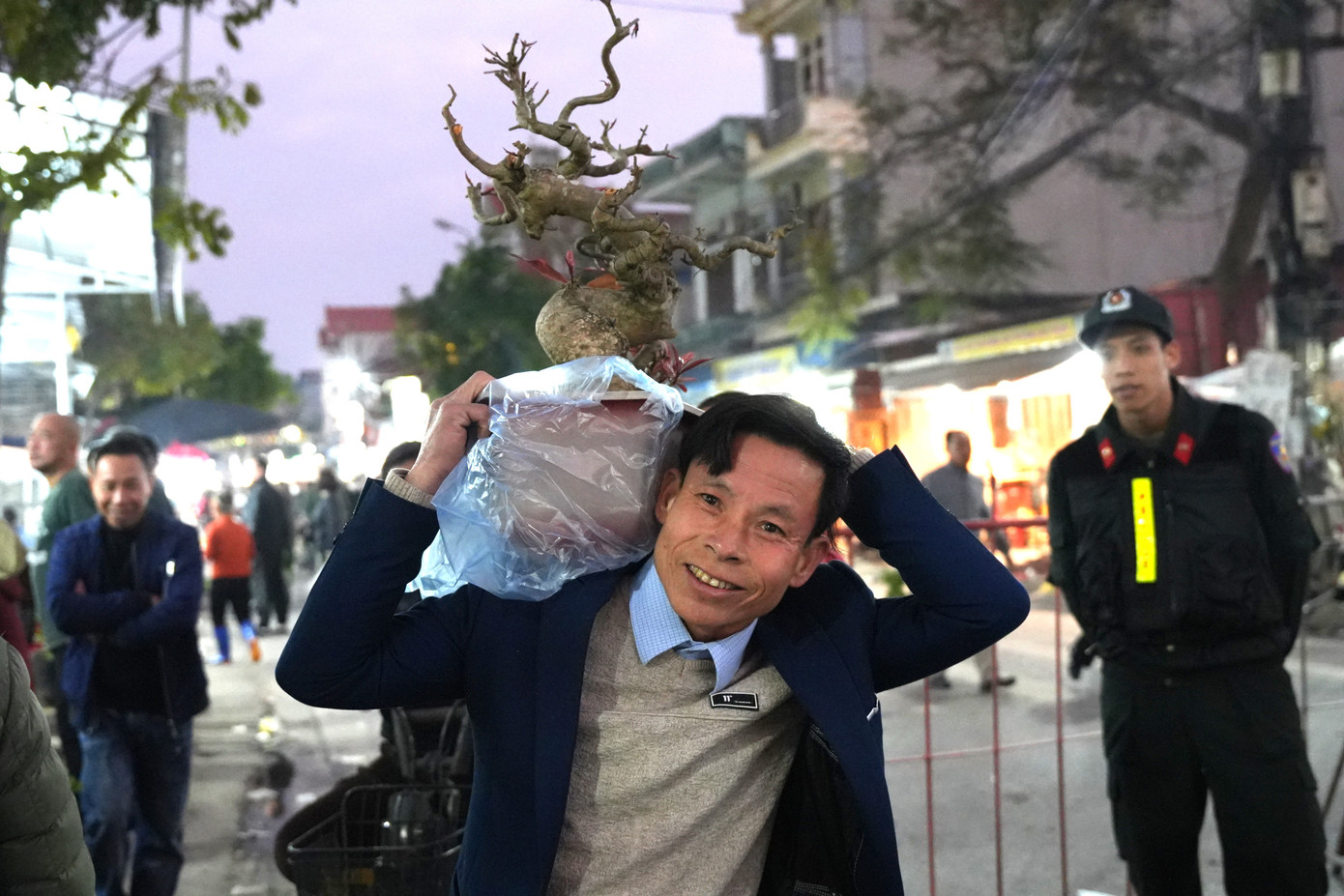 Ông Nguyễn Đức Long (huyện Hải Hậu, Nam Định) đã tranh thủ mua cho gia đình mình cây Lộc vừng, ông cho biết: "Tôi đi chợ từ chiều, tranh thủ chợ chưa đông nên có thời gian chọn lựa cho mình cây ưng ý nhất".