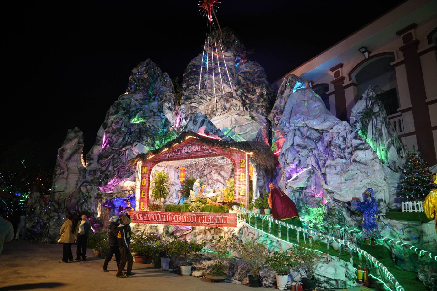 Khi đến đây, du khách sẽ không khỏi trầm trồ trước vẻ đẹp nguy nga, tráng lệ, sự trang trí công phu của bà con giáo dân chuẩn bị cho đêm Giáng sinh. Tiểu cảnh được thiết kế với những hang đá lớn, những nhân vật được mô phỏng đem lại ý nghĩa cho ngày Giáng sinh của người Công giáo, thu hút nhiều người tìm tới nhà thờ Xuân Dục từ khá sớm.