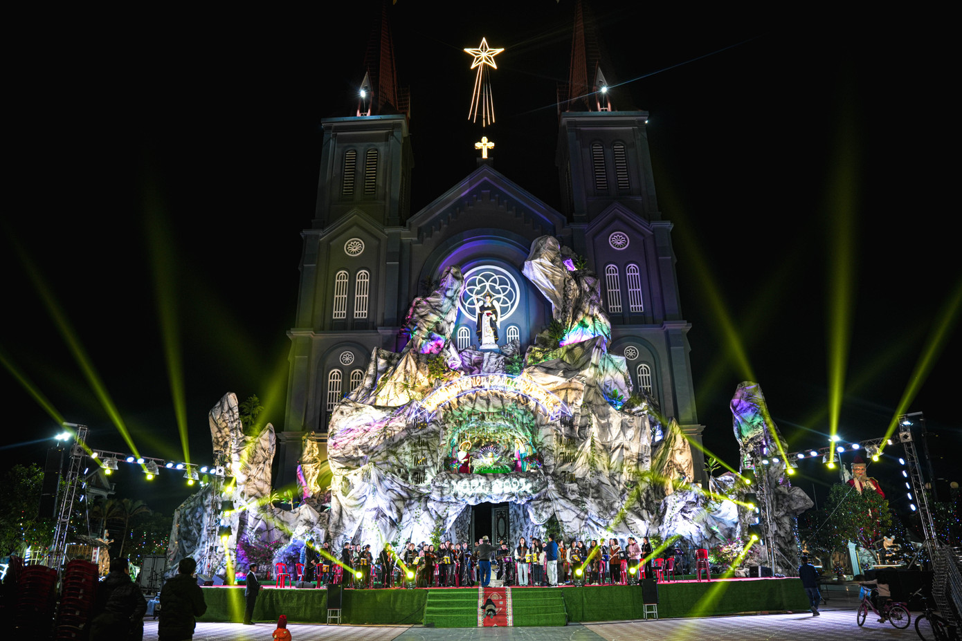 Khi đến đây, du khách sẽ không khỏi trầm trồ trước vẻ đẹp nguy nga, tráng lệ, sự trang trí công phu của bà con giáo dân chuẩn bị cho đêm Giáng sinh. Tiểu cảnh được thiết kế với những hang đá lớn, những nhân vật được mô phỏng đem lại ý nghĩa cho ngày Giáng sinh của người Công giáo, thu hút nhiều người tìm tới nhà thờ Xuân Dục từ khá sớm.