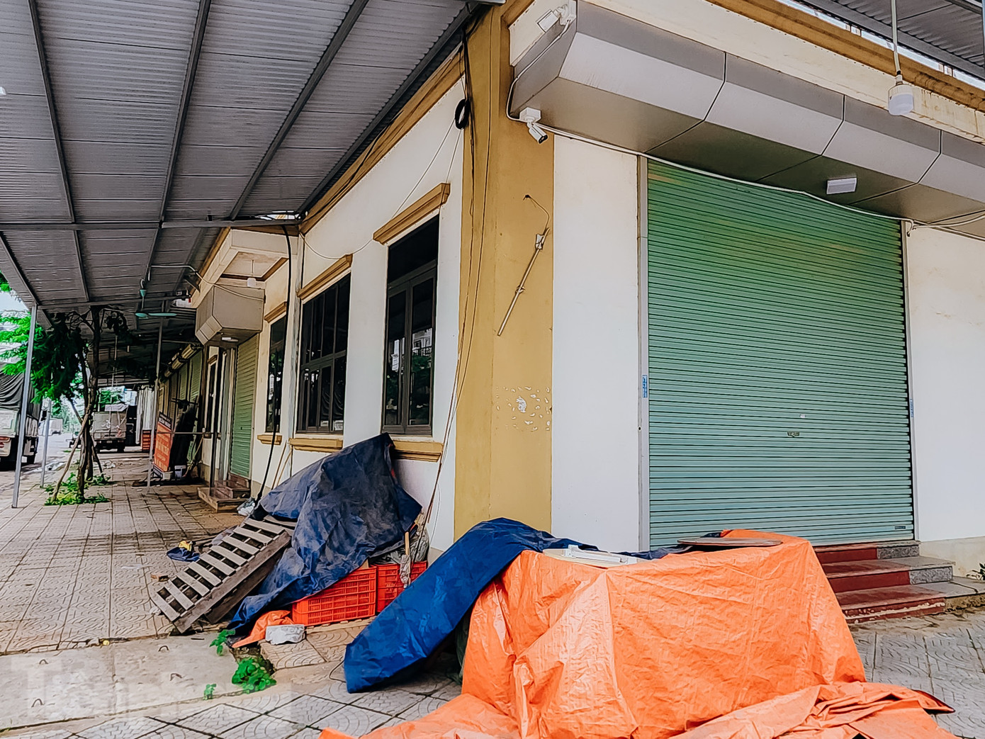 Người dân địa phương cho biết hiện có chính sách mới sắp tới chuyển từ nộp thuế khoán sang nộp thuế theo doanh thu. Do chưa hiểu rõ quy định này, nhiều người dân tạm thời đóng cửa để chờ hướng dẫn cụ thể.