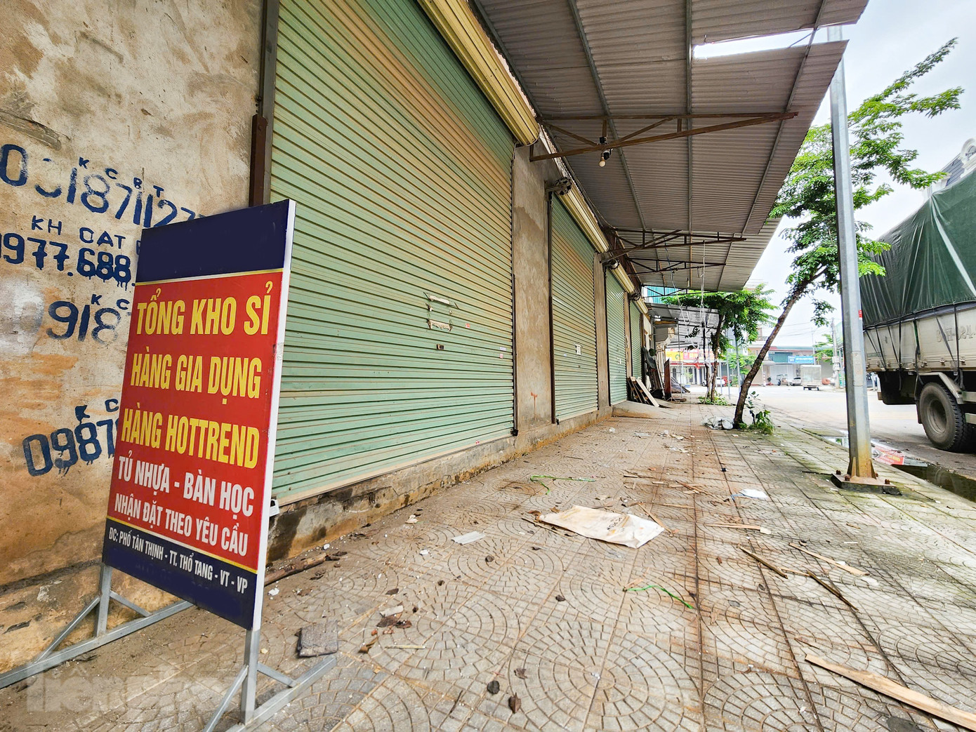 Liên hệ theo số điện thoại trên bảng hiệu, chị T - một tiểu thương tại chợ Thổ Tang - cho biết cửa hàng tạm thời đóng cửa để theo dõi, nghe ngóng tình hình về chính sách thuế và chưa xác định được thời điểm mở lại.