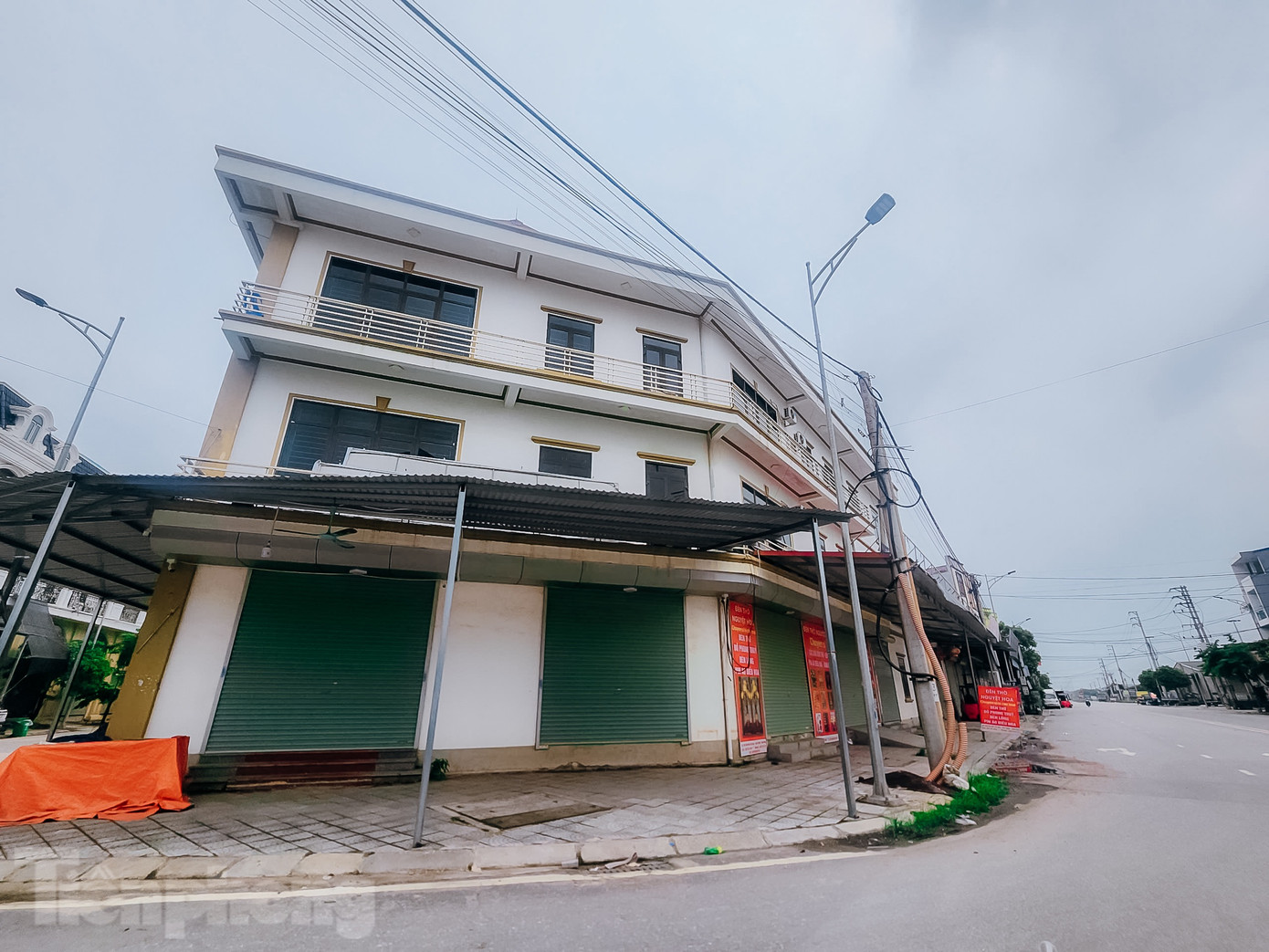 Hàng trăm cửa hàng buôn bán giày dép, quần áo đến các loại mô tơ, máy phát... đều đóng cửa im lìm, cảnh tượng chưa từng có trong lịch sử khu chợ đầu mối lớn nhất miền Bắc.