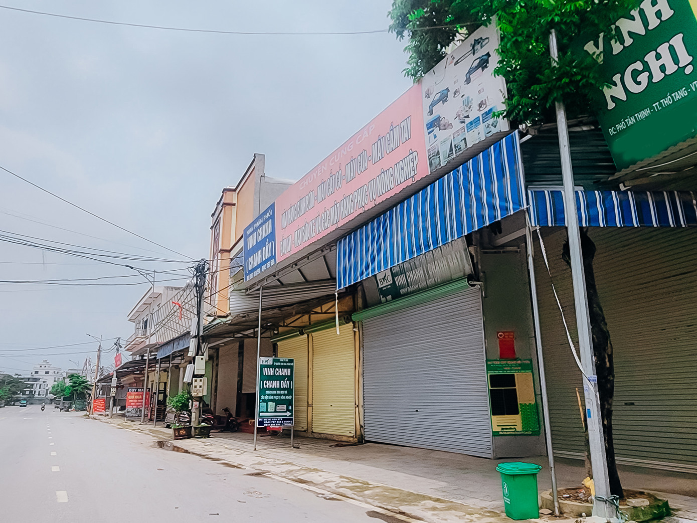 Lác đác có vài ngôi nhà mở cửa nhưng là các hộ dân không kinh doanh hoặc bán đồ tạp hóa.