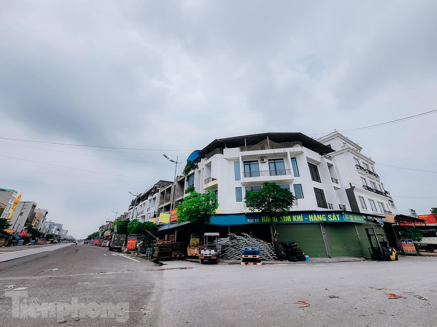 Đường Nguyễn Thái Học, trục chính của thị trấn có những thời điểm xe tải chở hàng đổ về đây nhiều đến mức ùn tắc kéo dài cả cây số, tuy nhiên đến chiều 29/5 không còn nghe tiếng xe nổ máy.