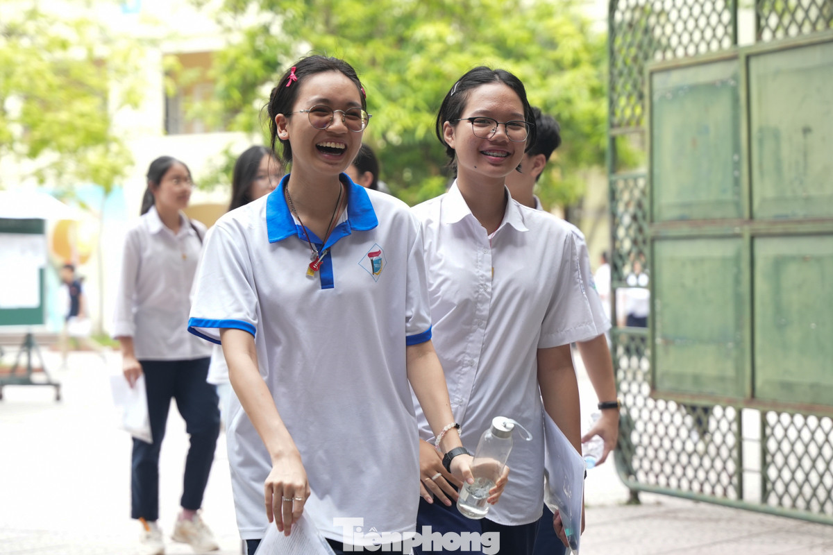 Các thí sinh ra về với tâm lý thoải mái.