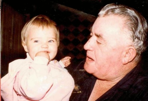 Miranda Kerr sinh ngày 20/4/1983 tại Australia. Cô bé Miranda hồi nhỏ được bố - ông John Kerr - bế trên tay