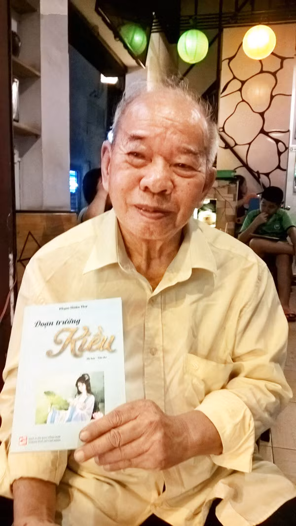 'Kỳ nhân' Phạm Thiên Thư viết lại truyện Kiều thành văn xuôi ảnh 1