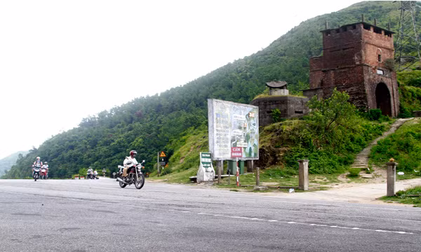 Từ trên tháp của Hải Vân Quan bao quát được việc đi lại qua đèo Hải Vân