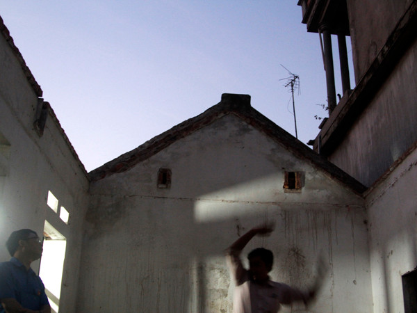 Ngôi nhà của anh Nghĩa giờ chỉ còn là bốn bức tường trơ trọi. Gian bếp nhỏ của gia đình giờ là nơi đặt bàn thờ của cháu Hùng.