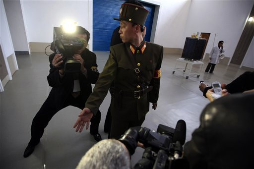 Báo giới quốc tế có mặt tại khu vực Tongchang-ri. 