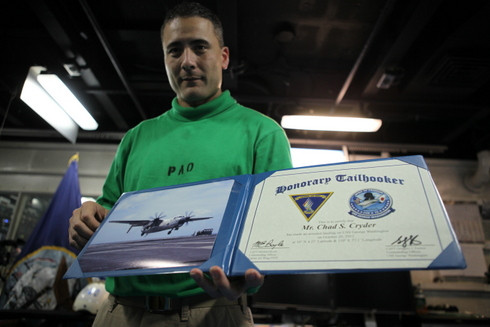 Mỗi vị khách thăm tàu đều được cấp một chứng chỉ ghi rõ ngày lên tàu, vị trí của tàu khi đó. USS George Washington đã thăm Malaysia trước khi đi qua vùng biển gần Việt Nam. Dự kiến hàng không mẫu hạm này sẽ đến thăm Philippines từ ngày 24-10