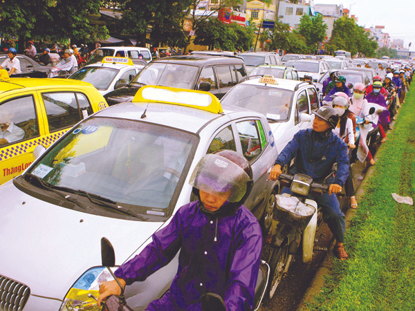 Hỗn loạn các hãng taxi được coi là một trong những nguyên nhân gây ùn tắc giao thông Ảnh: Hồng Vĩnh . Hỗn loạn các hãng taxi được coi là một trong những nguyên nhân gây ùn tắc giao thông Ảnh: Hồng Vĩnh