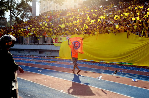 Một số fan quá khích đã xuống sân..
