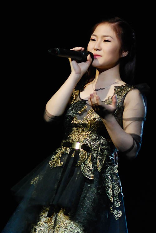 ... và đầm ren đen diêm dúa