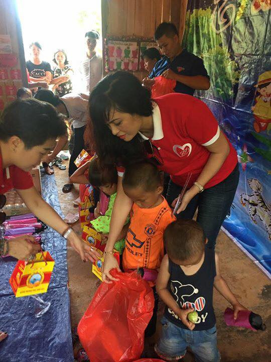 Mang “Trung thu yêu thương” đến với học sinh nghèo Lào Cai ảnh 2