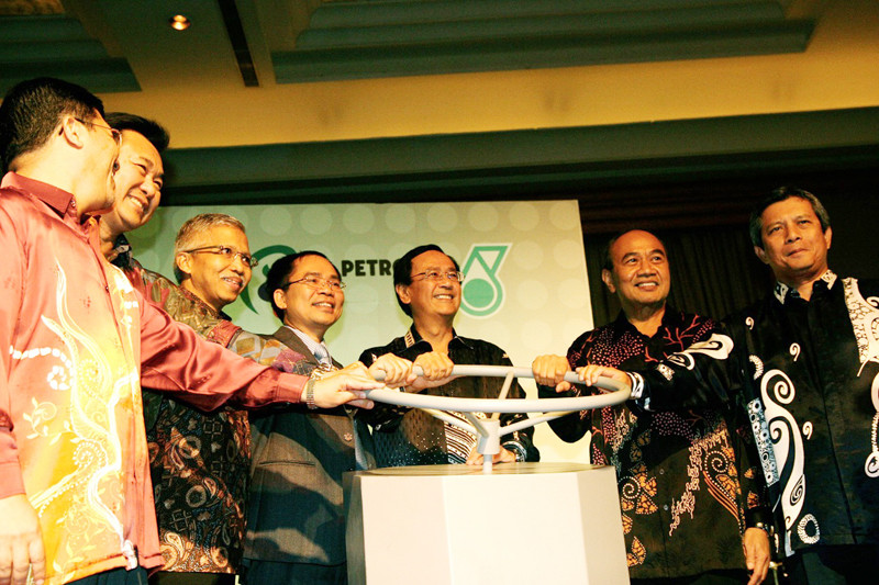 Lễ Công bố khai thác dòng dầu đầu tiên Mỏ SK305 - ngoài khơi Malaysia của TCT Thăm dò Khai thác Dầu khí ngày 2-8-2010. Ảnh: Xuân Trung. Lễ Công bố khai thác dòng dầu đầu tiên Mỏ SK305 - ngoài khơi Malaysia của TCT Thăm dò Khai thác Dầu khí ngày 2-8-2010 Ảnh: Xuân Trung