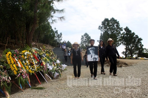 Nhiều người mang theo di ảnh của Đại tướng