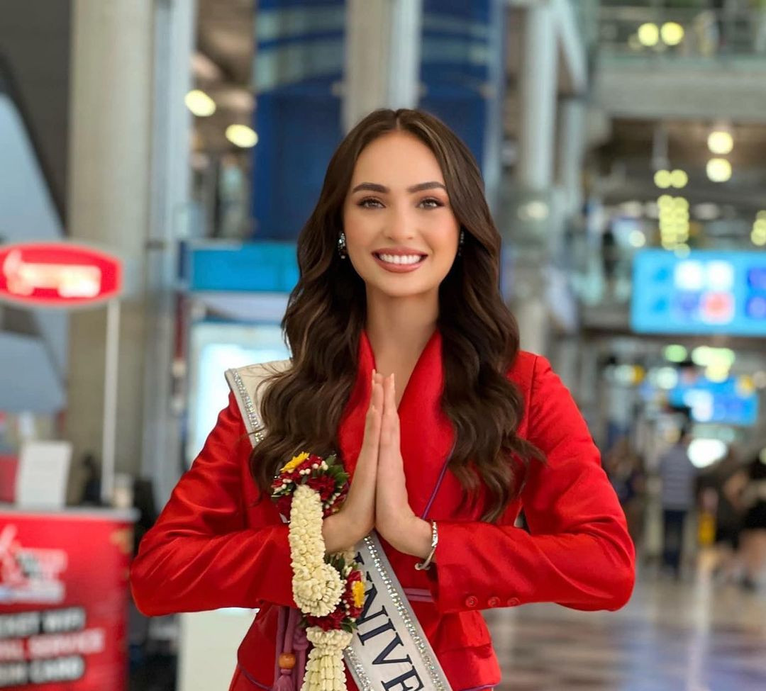 Ngày 11/2, Hoa hậu Hoàn vũ 2022 R'Bonney Gabriel đã có mặt tại Thái Lan để bắt đầu chuyến công tác tại châu Á. Trước đó, cô có mặt ở Indonesia để chụp ảnh quảng cáo cho nhà tài trợ.