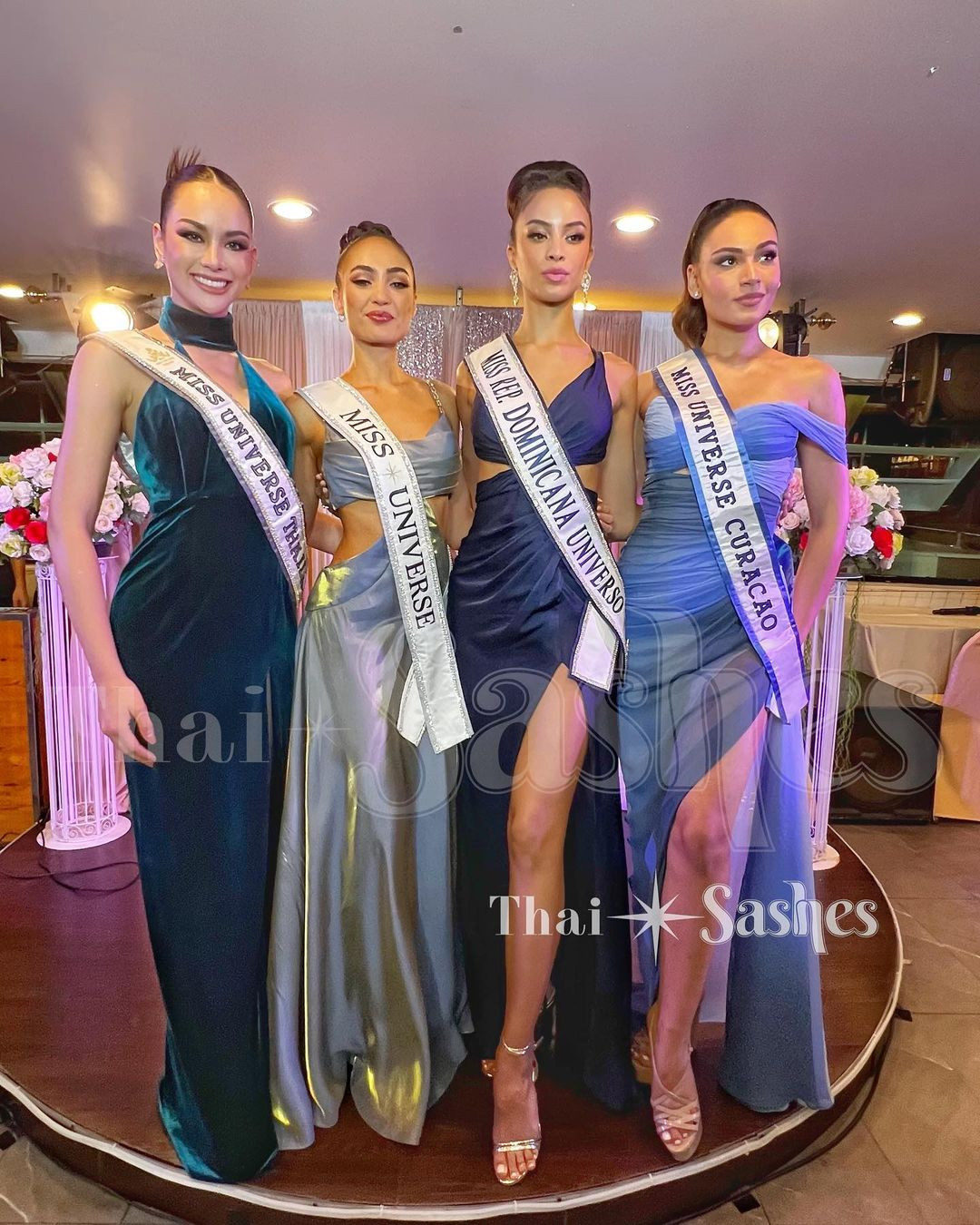 Tối 13/2, Hoa hậu Hoàn vũ 2022 R'Bonney Gabriel và Á hậu 2 Andreína Martínez cùng người đẹp top 5 Gabriëla Dos Santos tham gia buổi tiệc tối chào mừng tại Thái Lan. Nữ tỷ phú chuyển giới Anne Jakrajutatip - bà chủ của Miss Universe cũng tham dự buổi tiệc. Các người đẹp cùng lựa chọn tông màu xanh cho sự kiện. Họ ưu tiên những bộ váy cut-out để khoe đường cong quyến rũ.